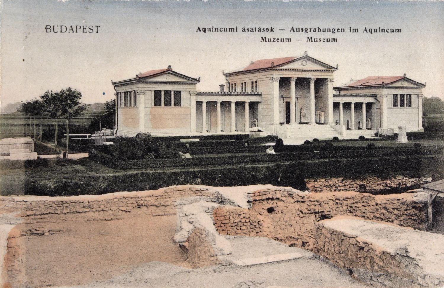 Aquincumi ásatások és a múzeum látképe, levelezőlap. Színezett nyomat. (Budapesti Történeti Múzeum CC BY-NC-SA)
