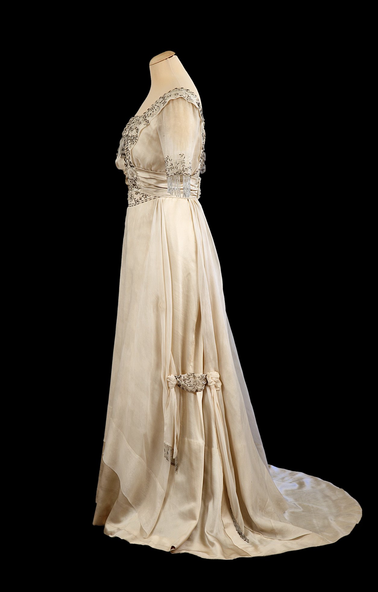 Menyasszonyi ruha (Budapesti Történeti Múzeum CC BY-NC-SA)