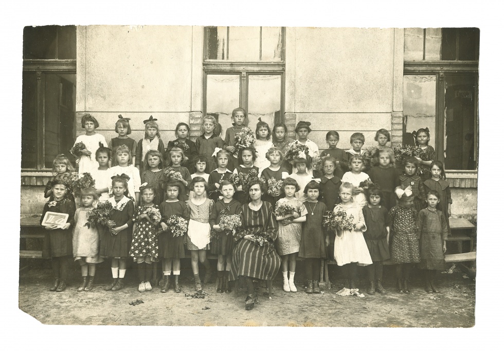 Az Árpád utcai iskola II. lány osztálya 1923-ból. (Tikovits József CC BY-NC-SA)