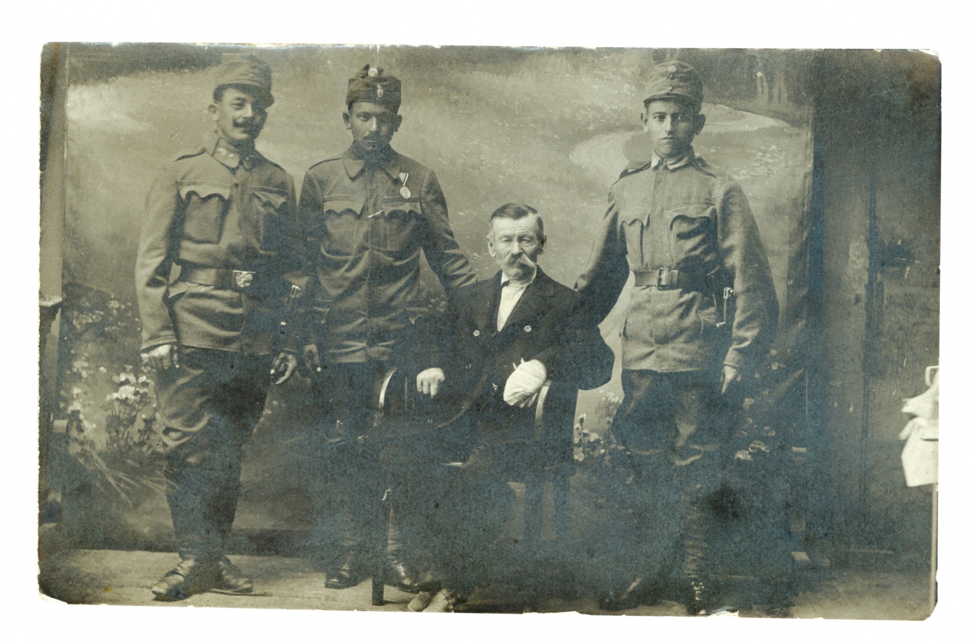 Wahr József három fiával az I. világháború idején (Vaár György CC BY-NC-SA)