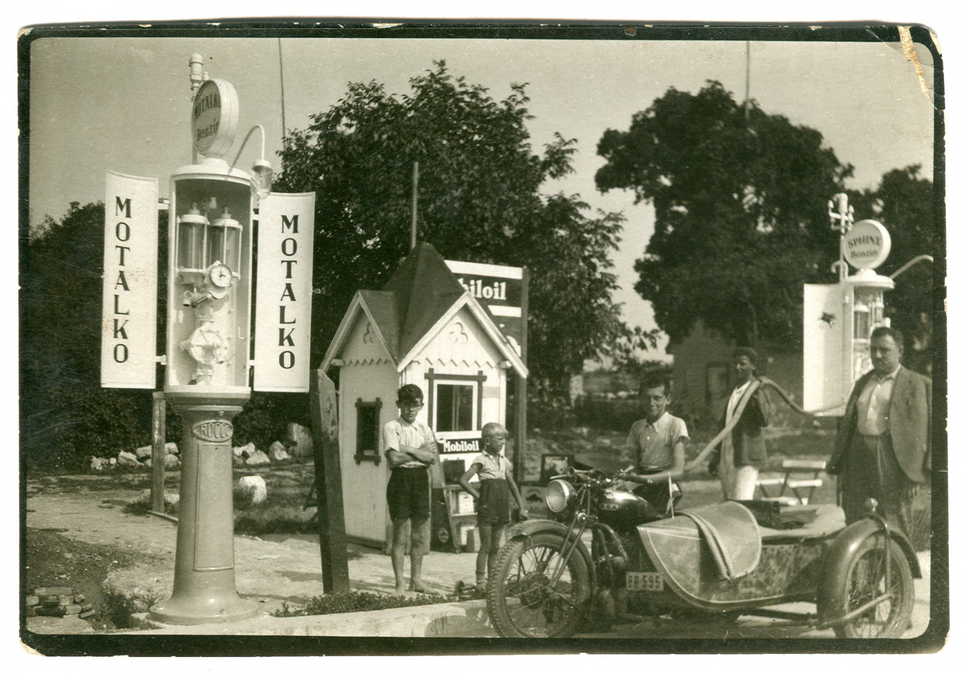A benzinkút 1937-ben (Landthaller Tasziló CC BY-NC-SA)