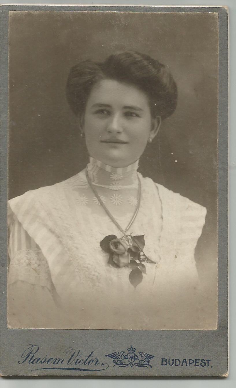 Mayer családból egy  fiatalasszony 1910 utáni viseletben (Promontor - Budafoki Polgárok Gyűjteménye CC BY-NC-SA)