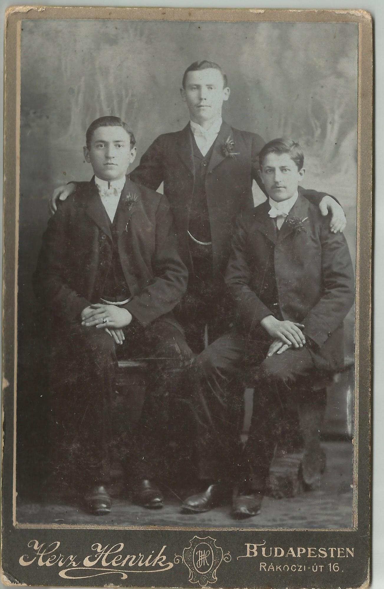 Mayer Lőrinc kádársegéd és ifjú barátai (Promontor - Budafoki Polgárok Gyűjteménye CC BY-NC-SA)