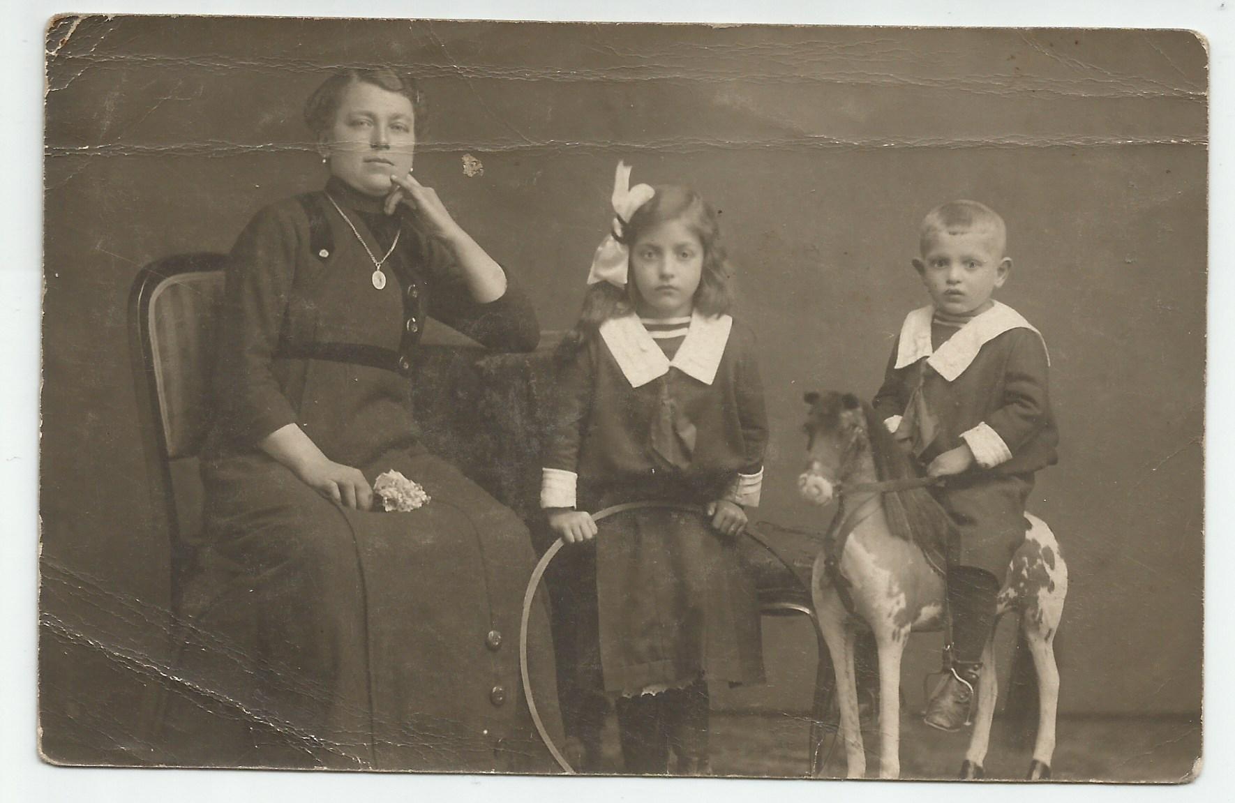Az özvegy a gyermekeivel (Promontor - Budafoki Polgárok Gyűjteménye CC BY-NC-SA)