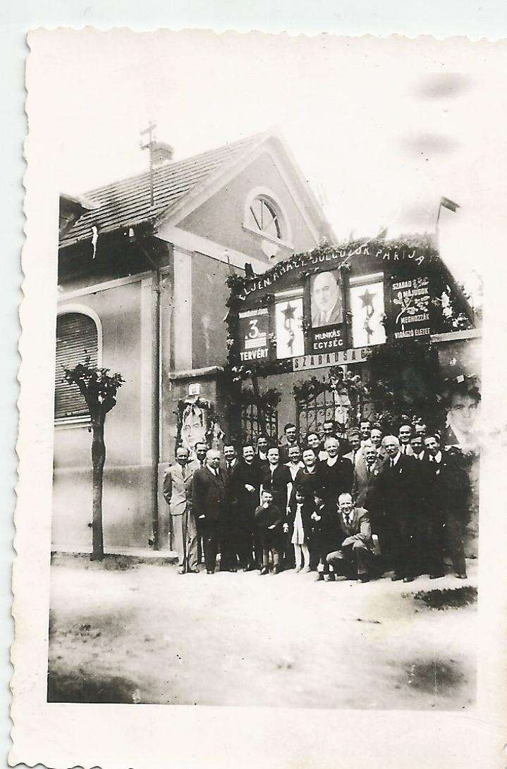 MÃ¡jus elseje Budafokon 1949-ben a SzÃ¶vetsÃ©g utcÃ¡ban (Promontor - Budafoki Polgárok Gyűjteménye CC BY-NC-SA)