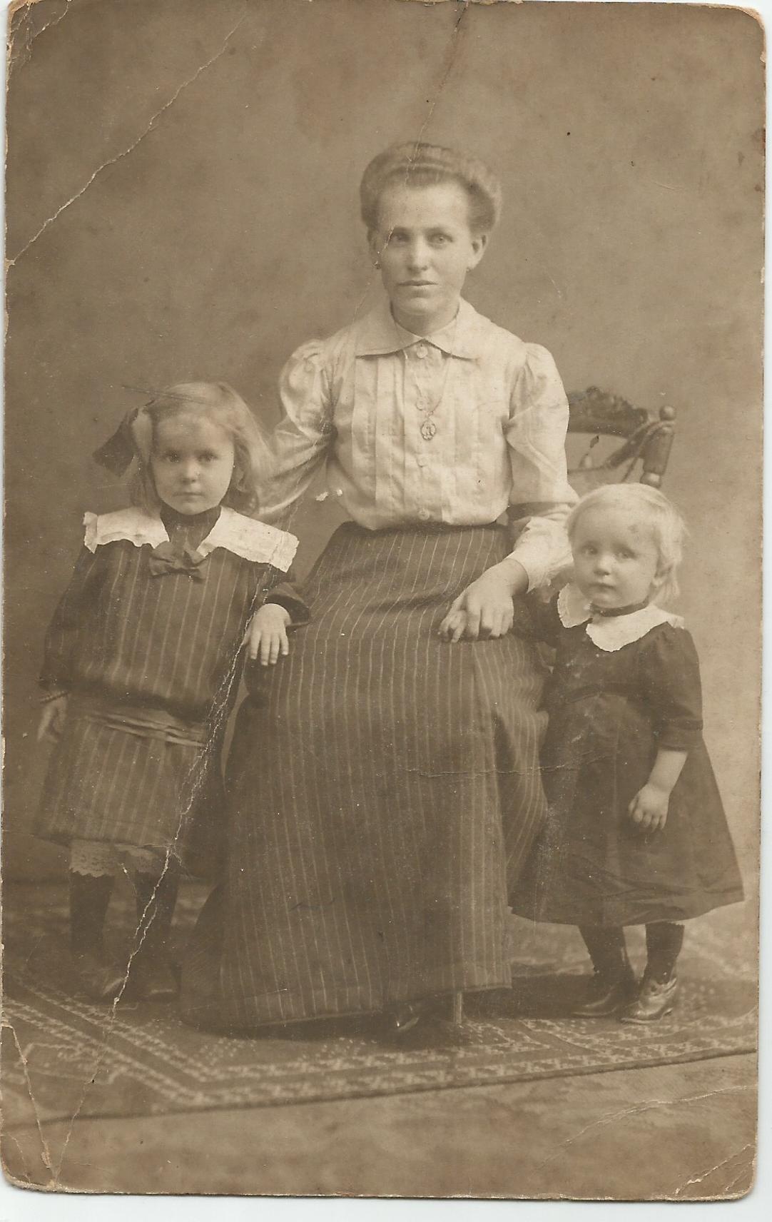 Mayer Lőrincné, (1890-1973) Bleicher Magdolna kislányaival (Promontor - Budafoki Polgárok Gyűjteménye CC BY-NC-SA)