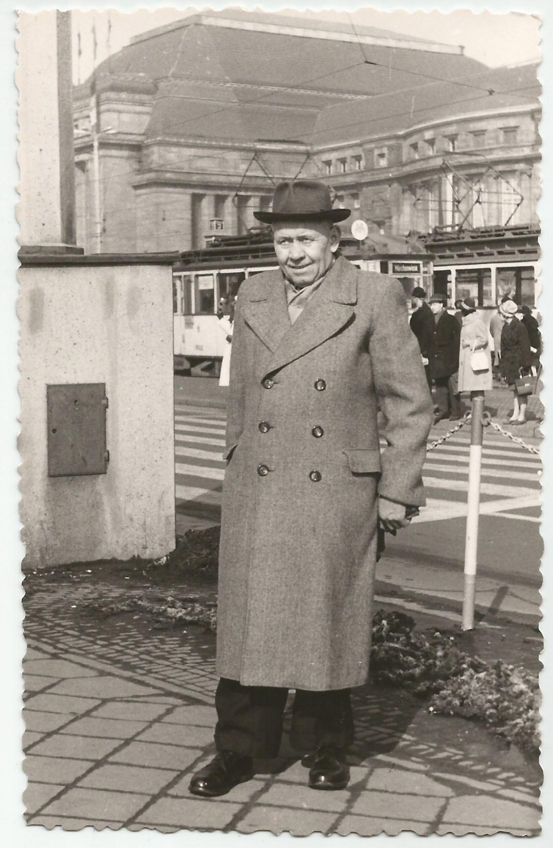 Holl Lipót a lipcsei vásáron 1962 március 8-án (Gutyina István gyüjteménye CC BY-NC-SA)