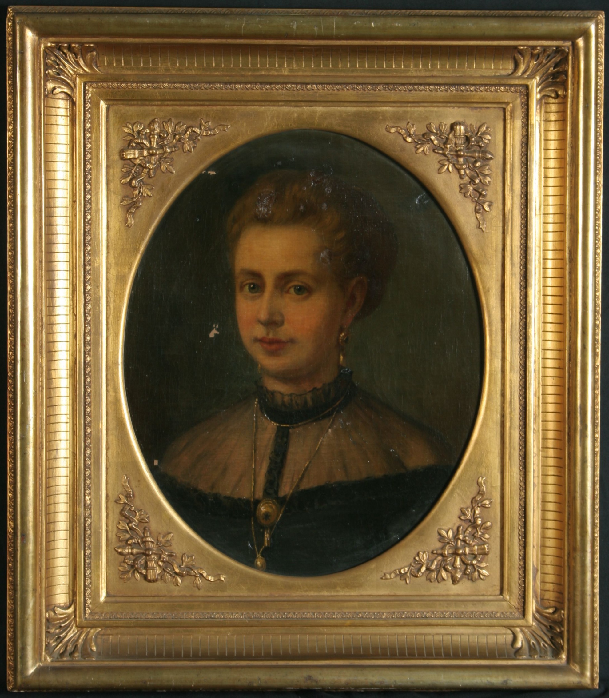 Winkle Nándorné Neubrandt Paula portréja, Winkle Nándor üveges, képkeret keresked&#337; felesége. (Magyar Kereskedelmi és Vendéglátóipari Múzeum CC BY-NC-SA)