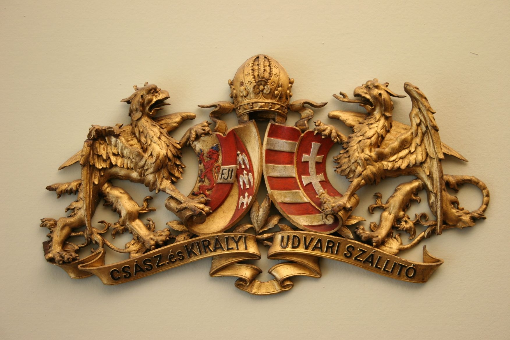Császári és királyi udvari szállítói címer (Magyar Kereskedelmi és Vendéglátóipari Múzeum CC BY-NC-SA)
