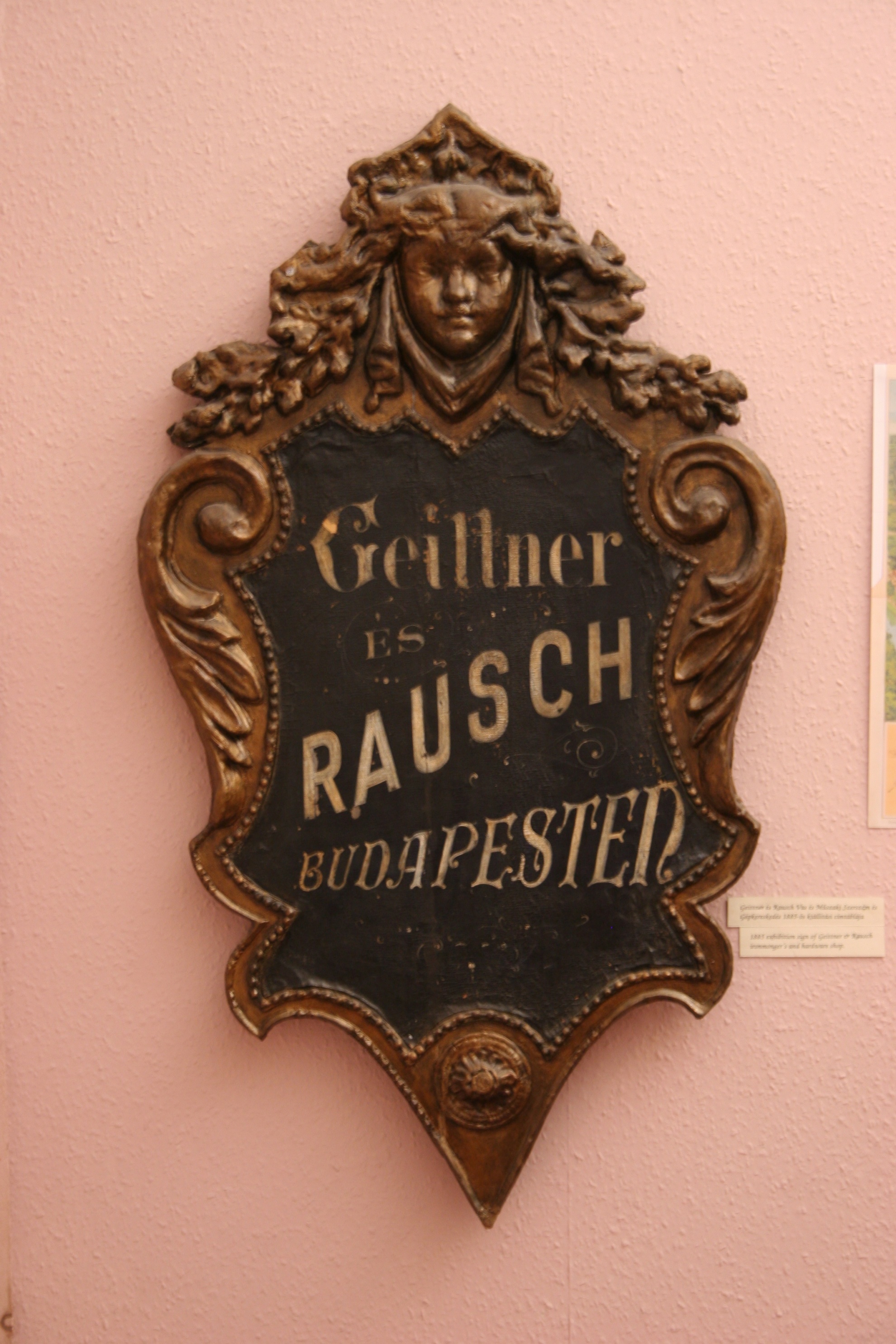A Geittner és Rausch vaskeresked&#337; cég cégtáblája (Magyar Kereskedelmi és Vendéglátóipari Múzeum CC BY-NC-SA)
