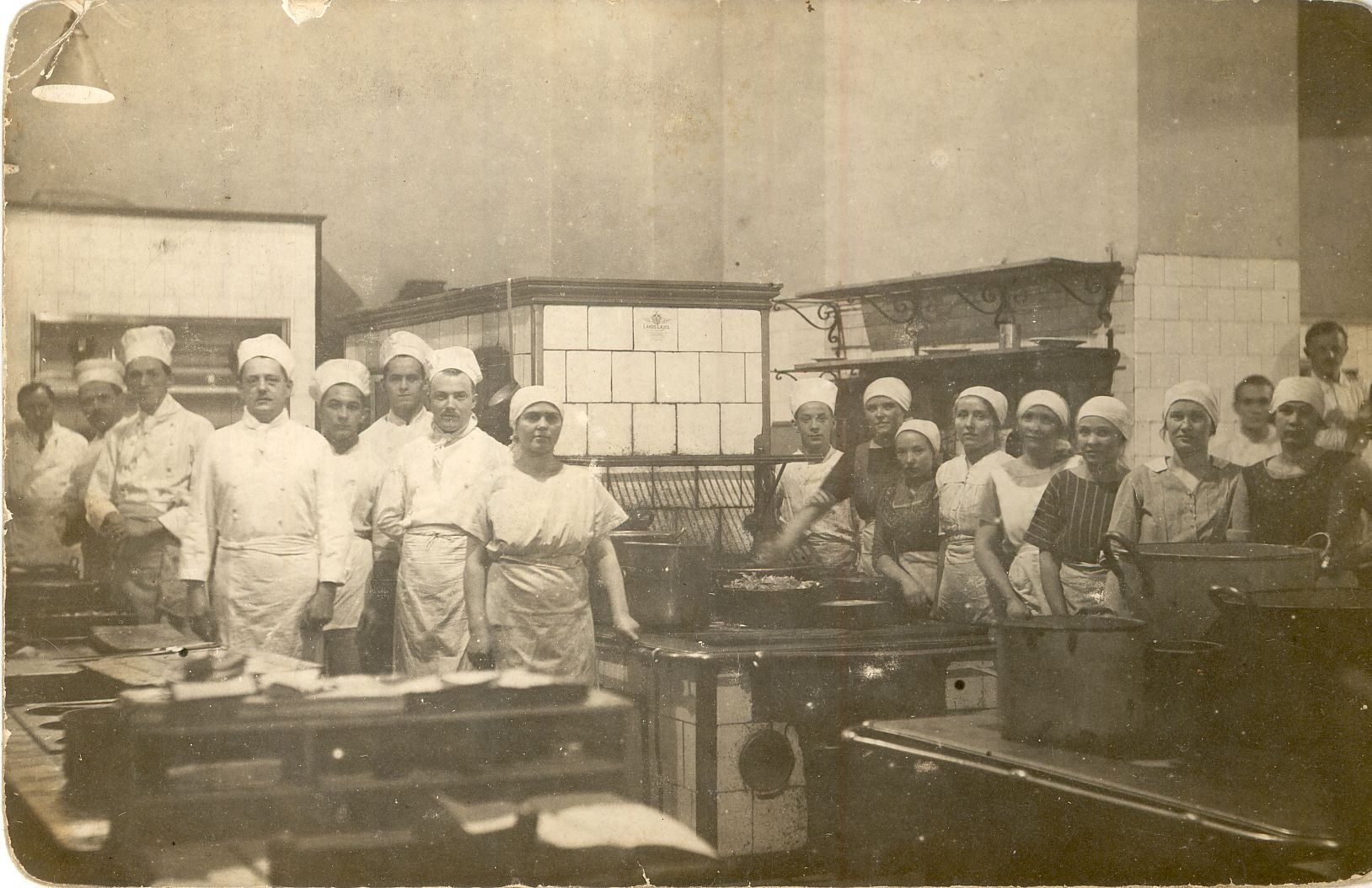 Royal Szálló konyhája (Magyar Kereskedelmi és Vendéglátóipari Múzeum CC BY-NC-SA)