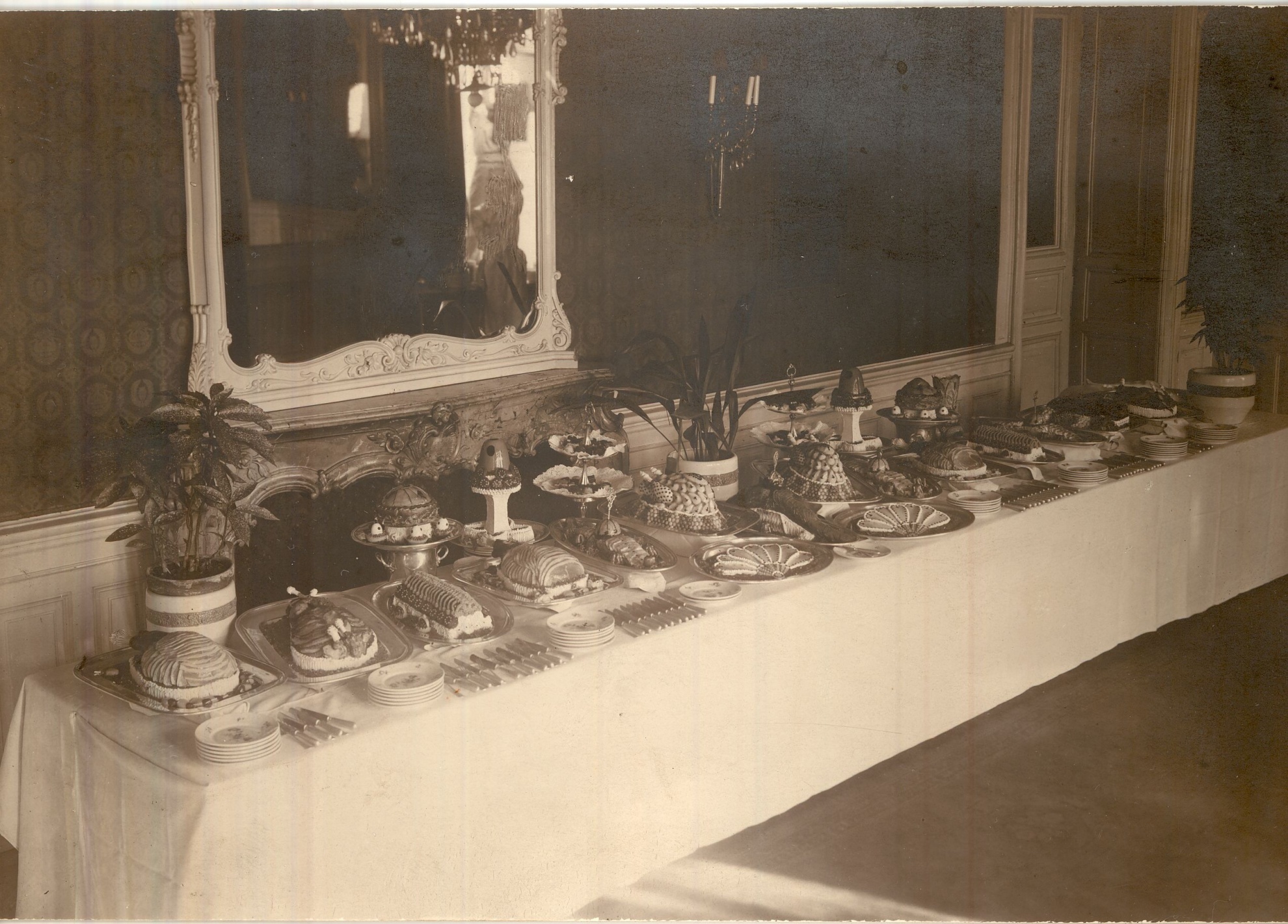 A Grand Hotel Hungária büfé asztal (Magyar Kereskedelmi és Vendéglátóipari Múzeum CC BY-NC-SA)