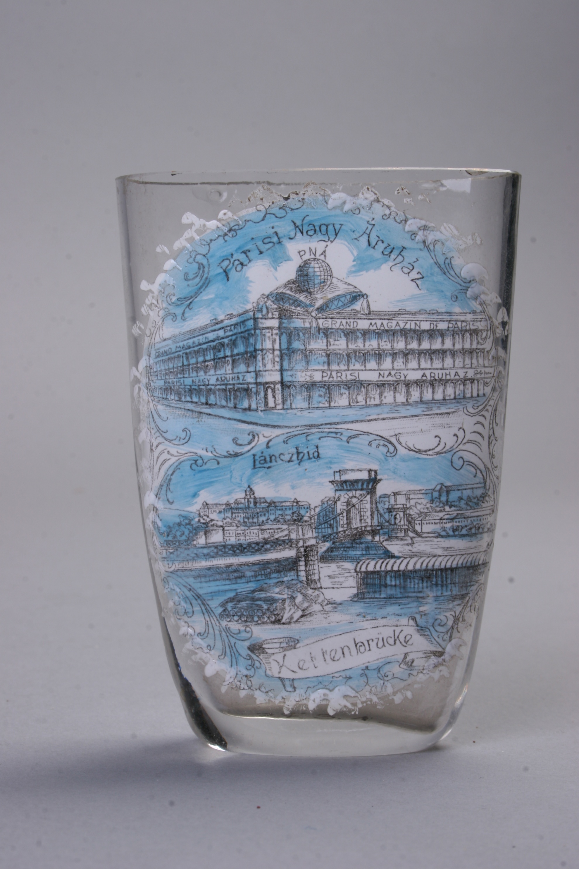 Reklámajándék pohár Párisi Nagy Áruház (Magyar Kereskedelmi és Vendéglátóipari Múzeum CC BY-NC-SA)