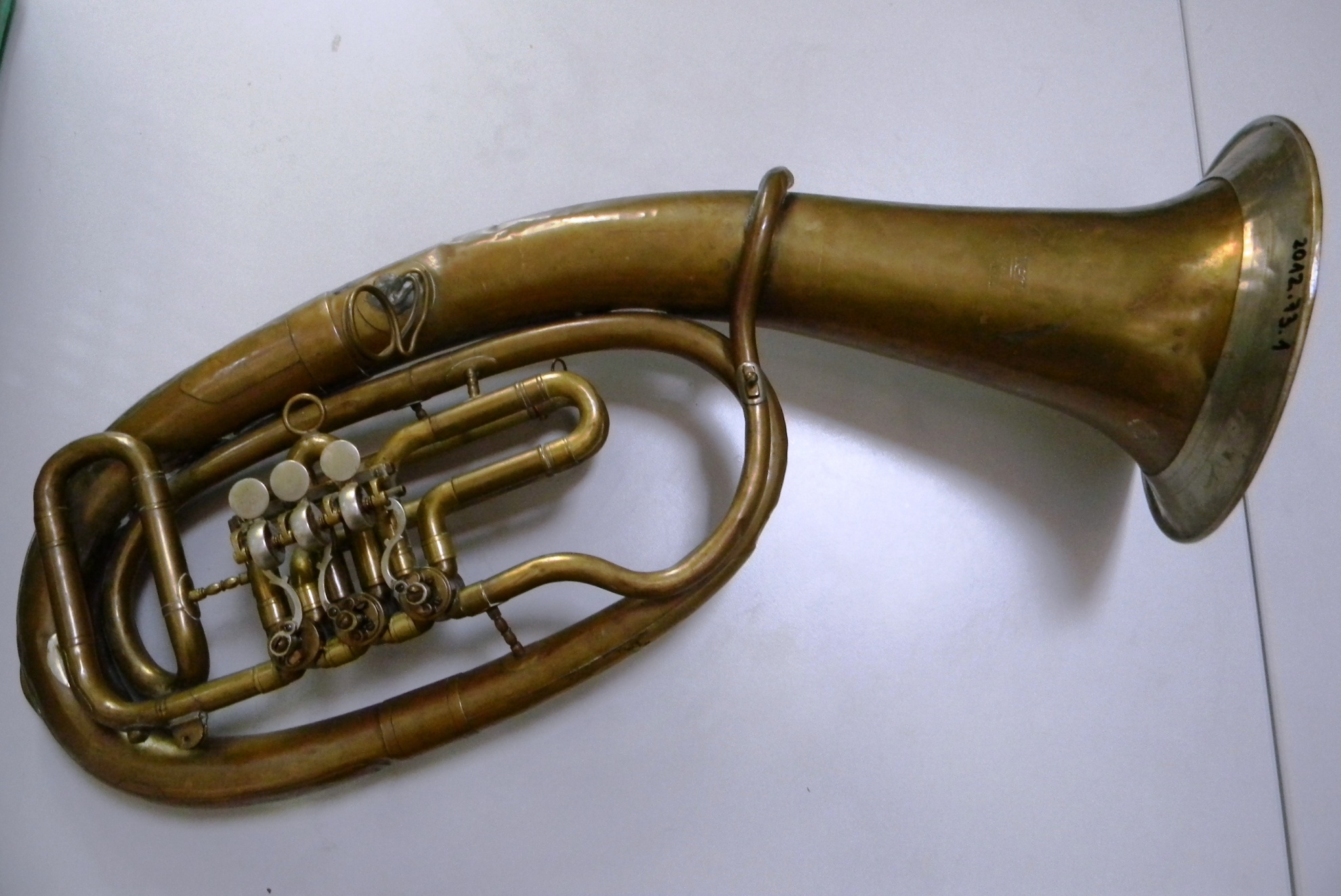 Tenorkürt, hangszer (Magyar Kereskedelmi és Vendéglátóipari Múzeum CC BY-NC-SA)