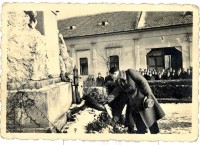 Koszorúzás a Hősi Emlékműnél a '30-as években