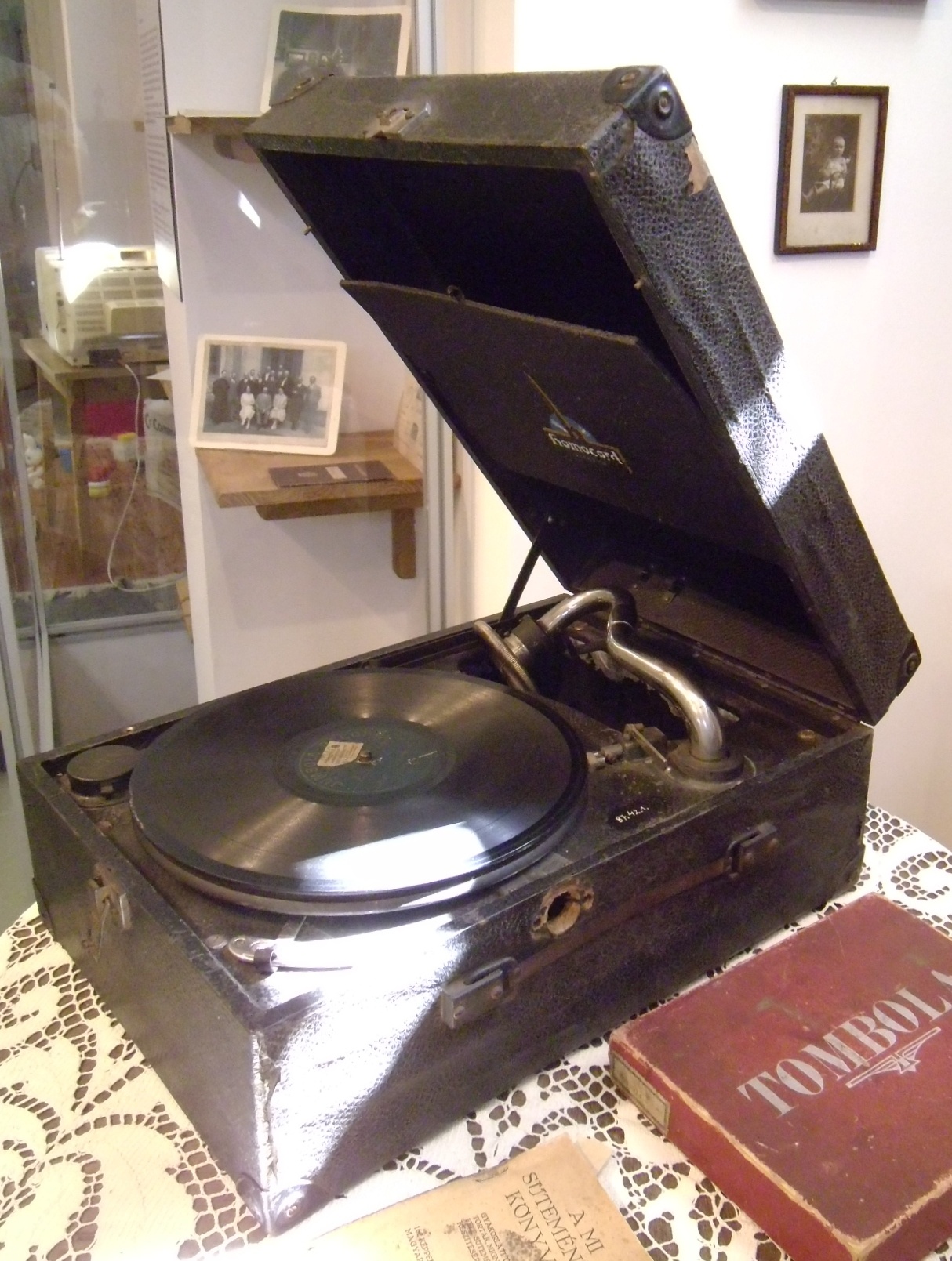 Gramofon (dobozban) (Tomory Lajos Pedagógiai és Helytörténeti Gyűjtemény CC BY-NC-SA)