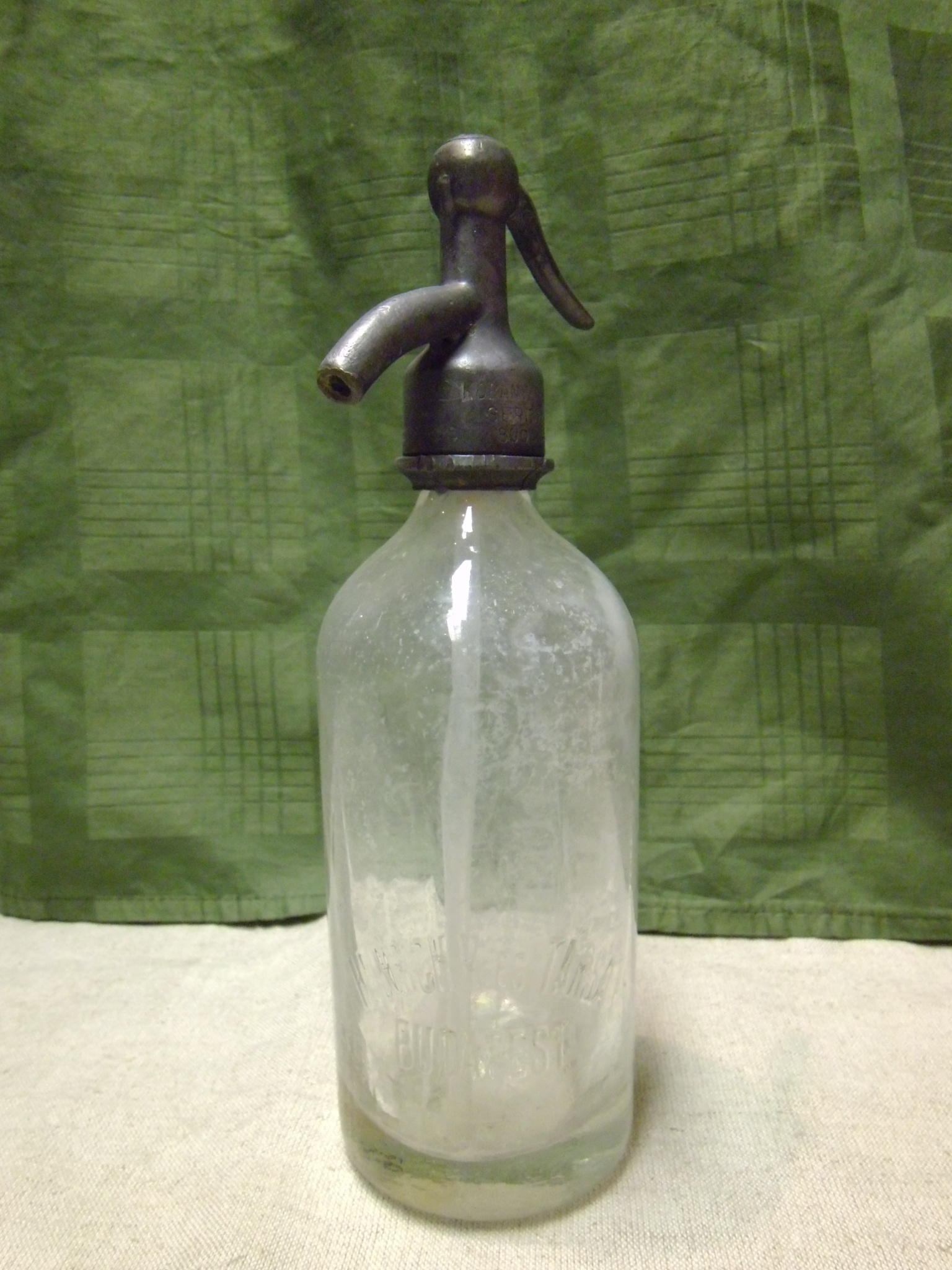 Szódásüveg (maratott felirat) hengeres (Tomory Lajos Pedagógiai és Helytörténeti Gyűjtemény CC BY-NC-SA)