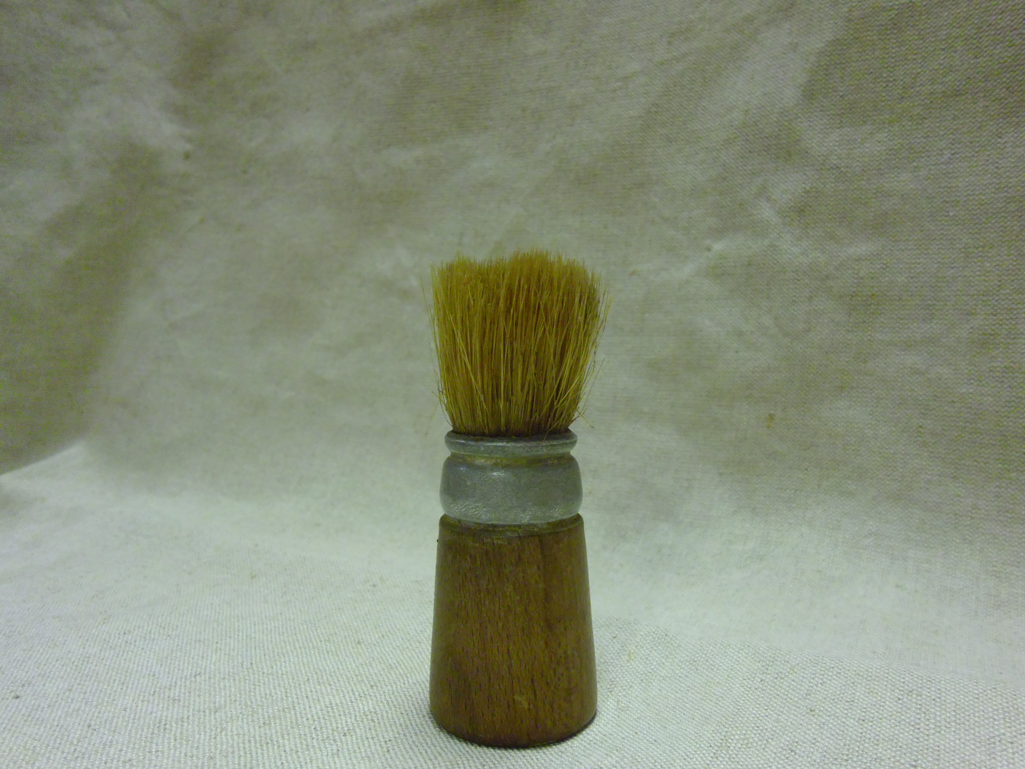 Ecset borotválkozáshoz (fa nyelű) (Tomory Lajos Pedagógiai és Helytörténeti Gyűjtemény CC BY-NC-SA)