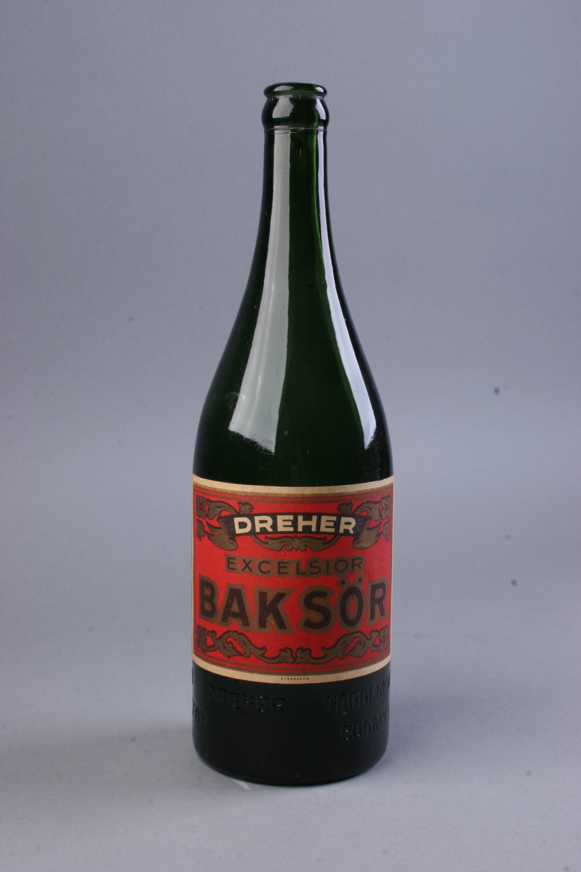beer bottle, dark beer of  Dreher Co. (Magyar Kereskedelmi és Vendéglátóipari Múzeum CC BY-NC-SA)