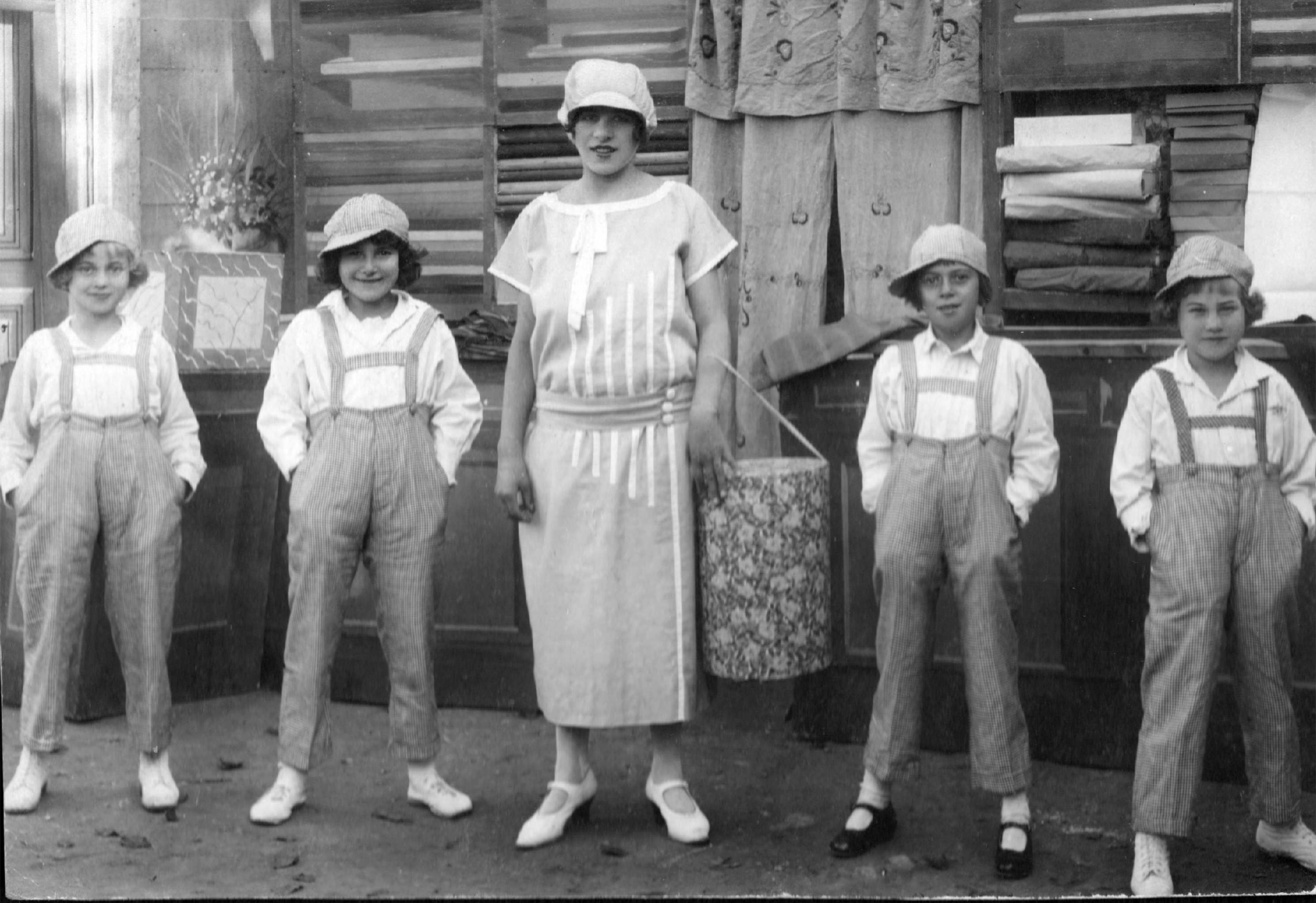 Az Árvácska színmű szereplői 1924 (Cziffra György Nagytétényi Kulturális Központ - Helytörténeti Gyűjtemény CC BY-NC-SA)