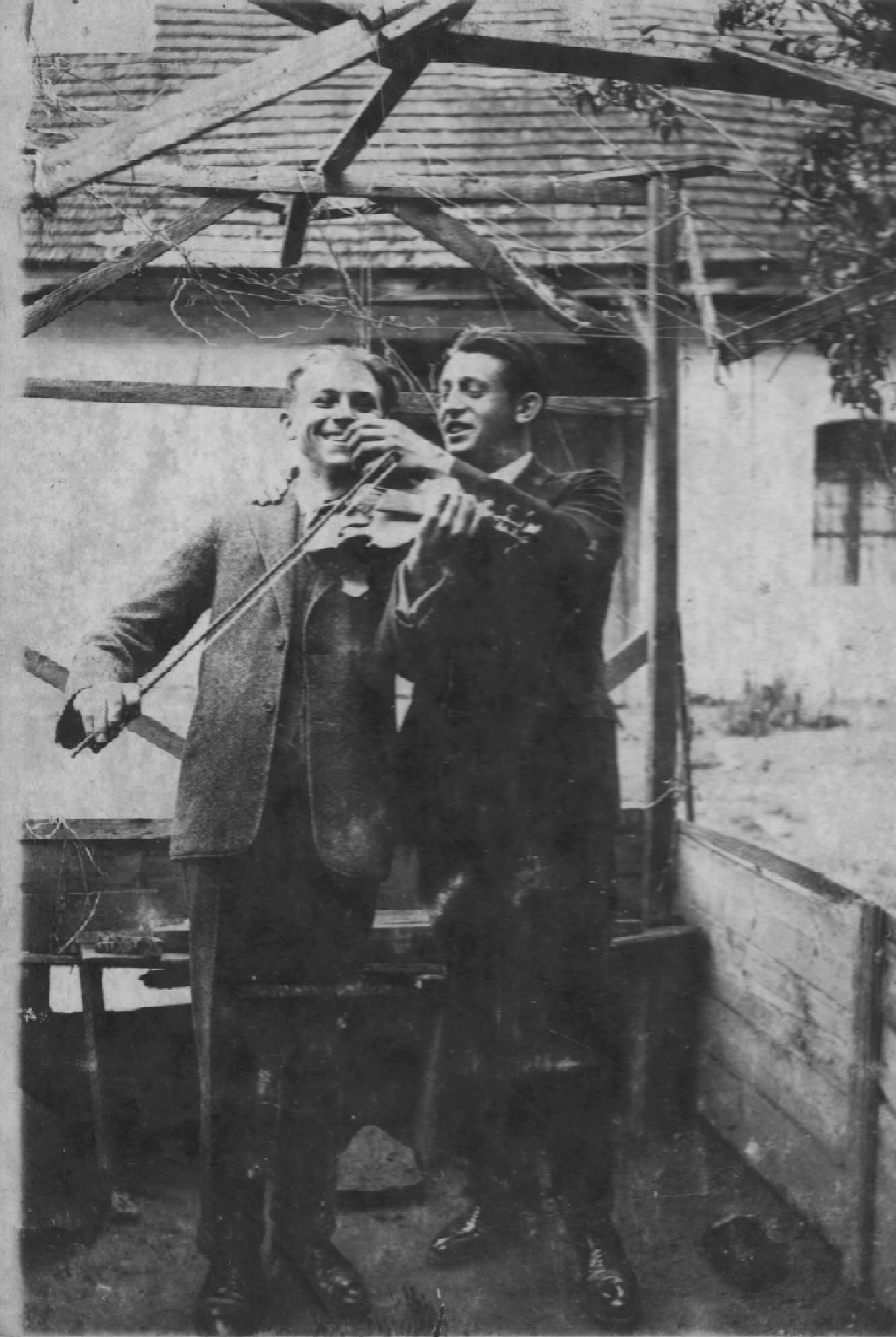 Zenészek a Szelmann-vendéglő udvarán 1936 körül (Cziffra György Nagytétényi Kulturális Központ - Helytörténeti Gyűjtemény CC BY-NC-SA)