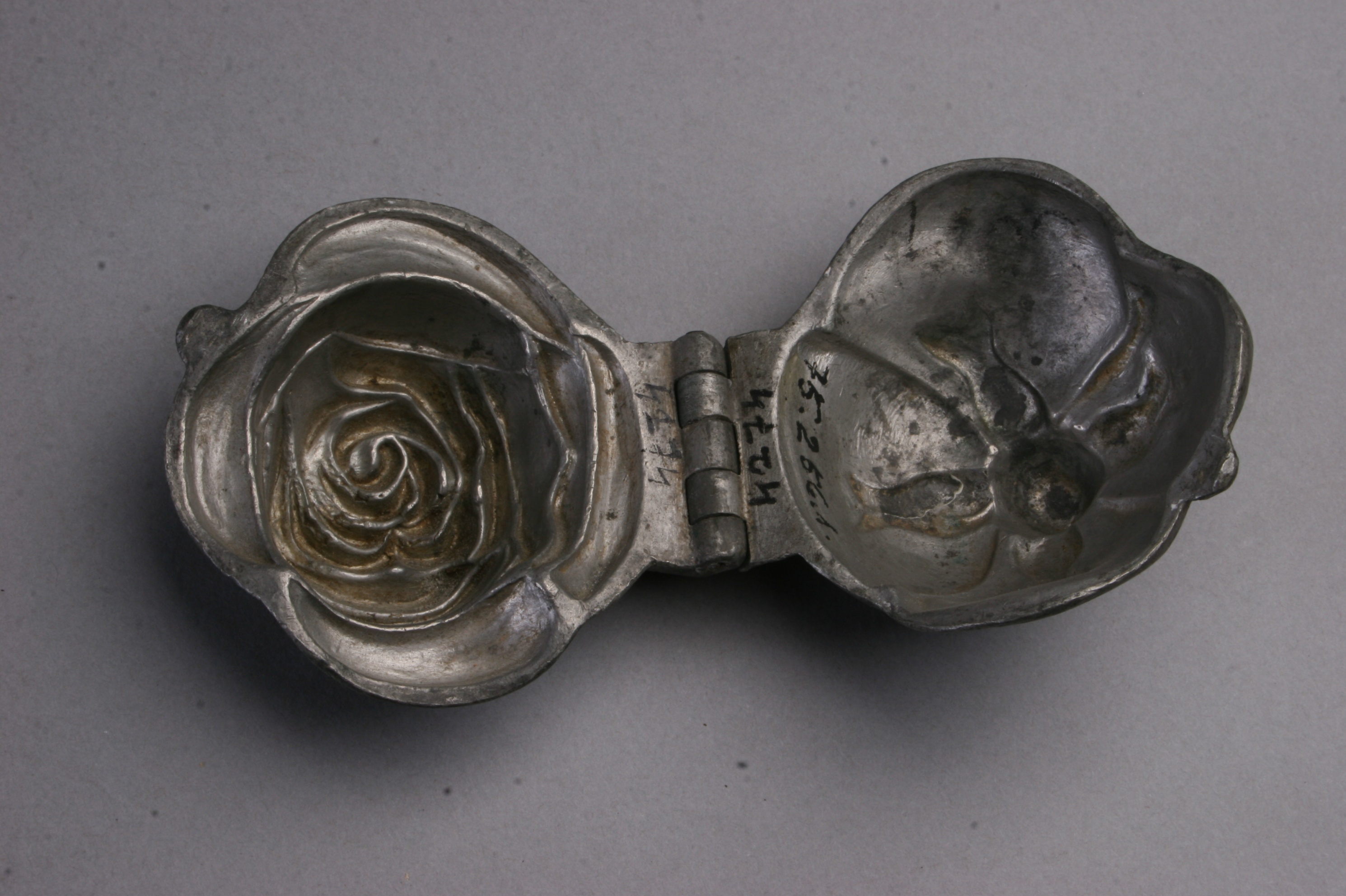 parféforma (Magyar Kereskedelmi és Vendéglátóipari Múzeum CC BY-NC-SA)