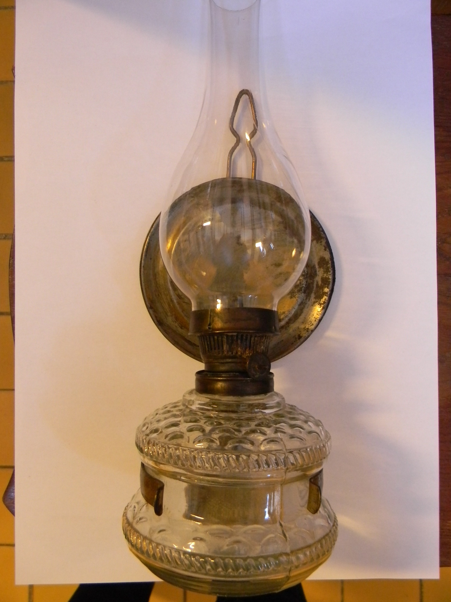 Petróleumlámpa üveg vilinderrel (Magyar Kereskedelmi és Vendéglátóipari Múzeum CC BY-NC-SA)