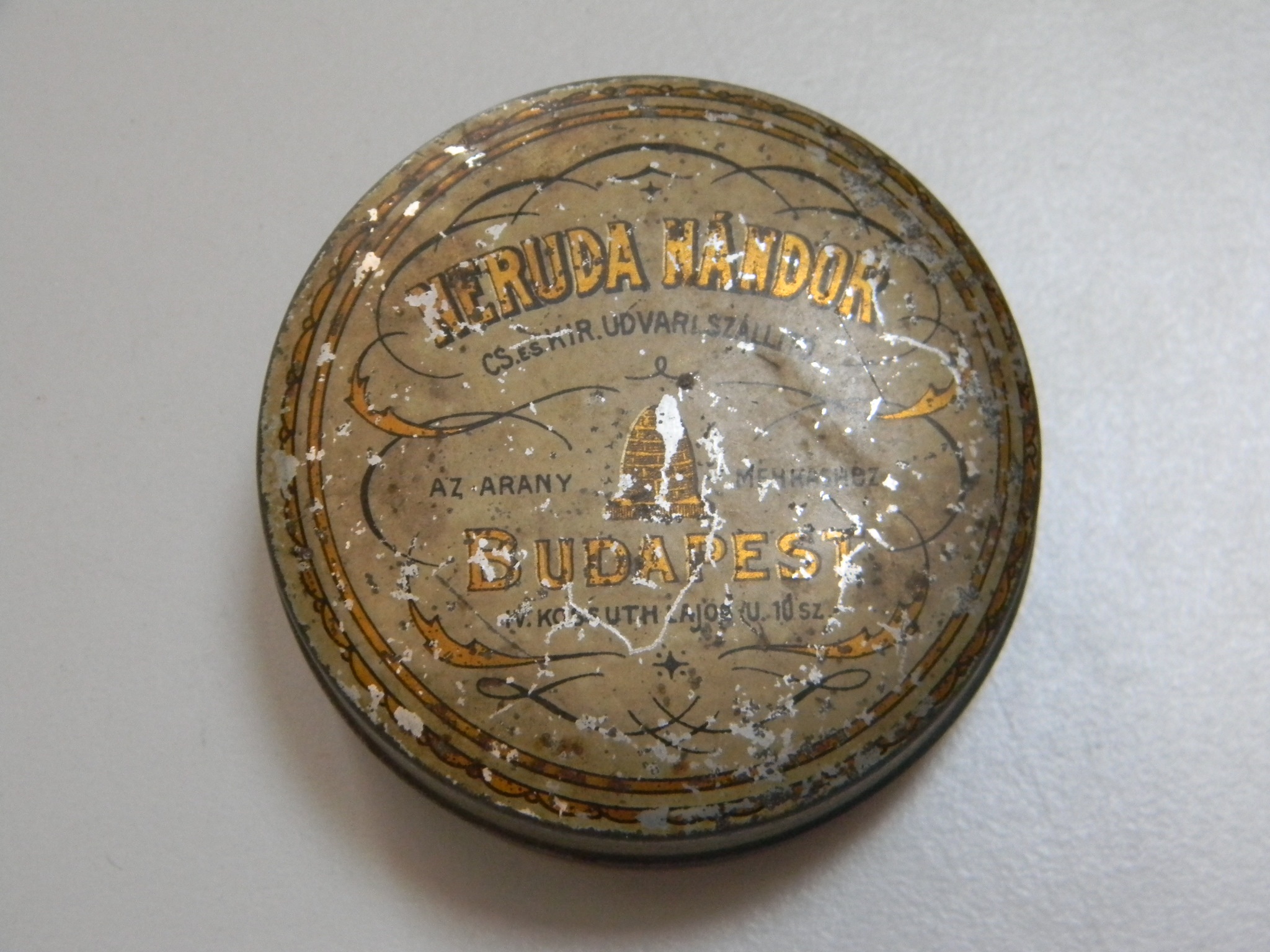 krémes vagy púderes doboz (Magyar Kereskedelmi és Vendéglátóipari Múzeum CC BY-NC-SA)