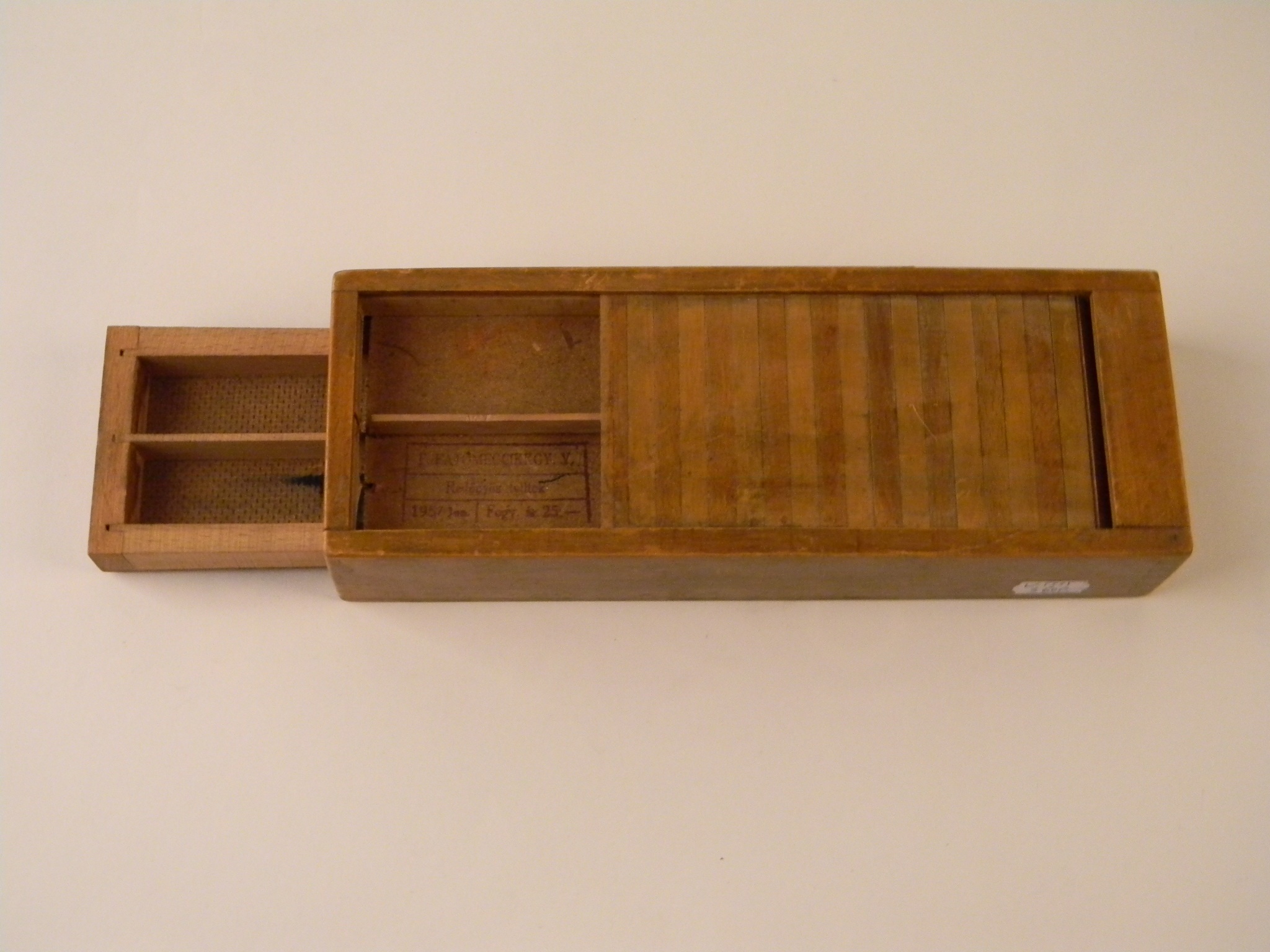 Fa ceruzatartó, redőnyszerű zárral (Magyar Kereskedelmi és Vendéglátóipari Múzeum CC BY-NC-SA)