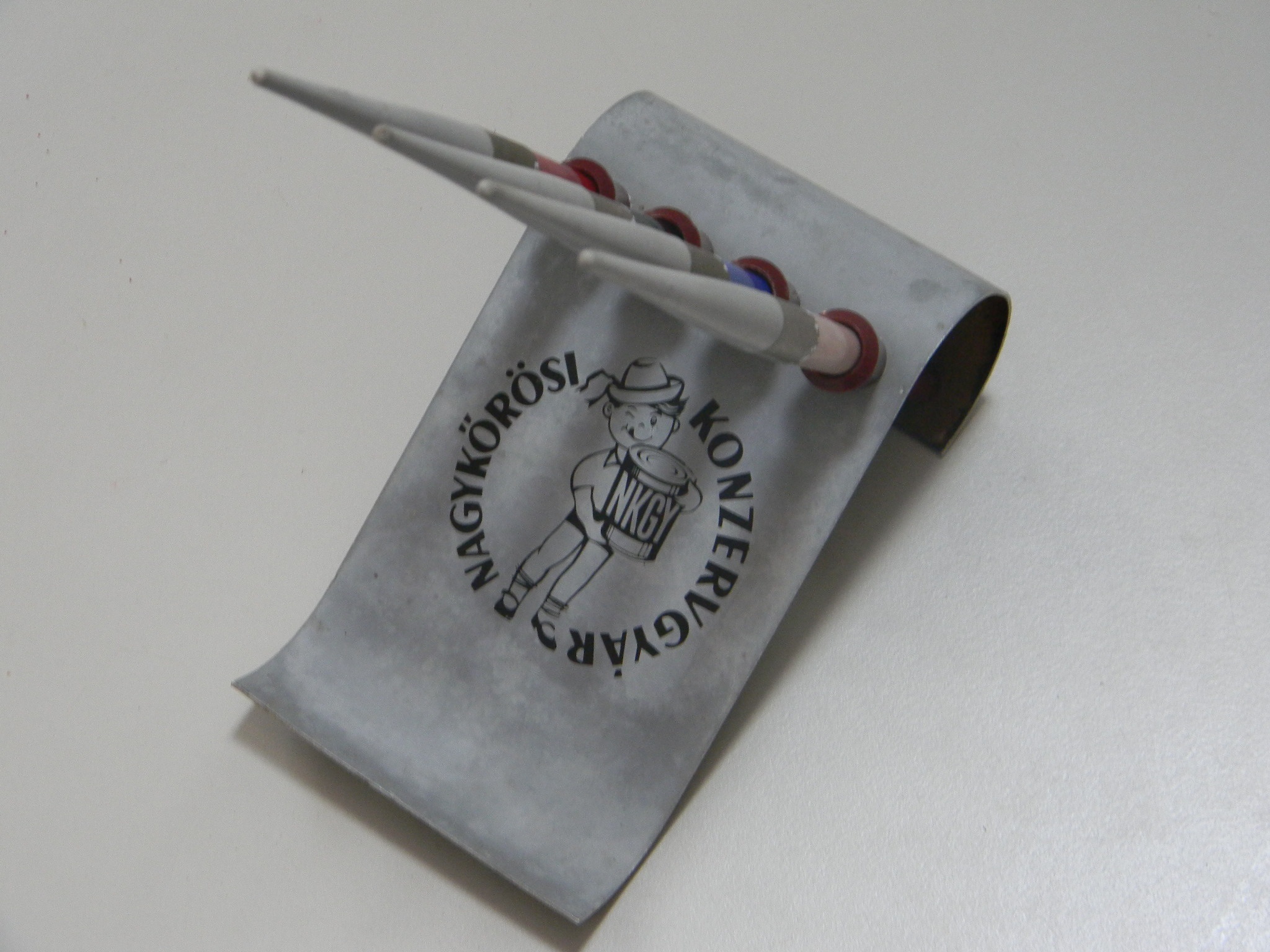 Reklám tolltartó, tollakkal (Magyar Kereskedelmi és Vendéglátóipari Múzeum CC BY-NC-SA)