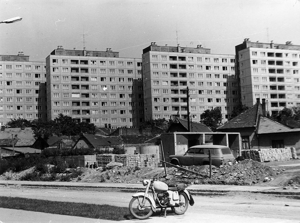 Bontás alatt lévő házaktól készített felvétel a háttérben új panellakásokkal (Óbudai Múzeum CC BY-NC-SA)