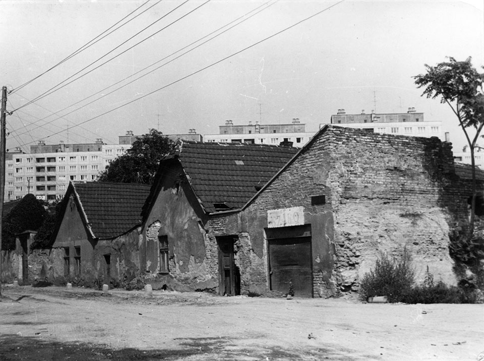 Omladozó szabóműhely, a háttérben panelházakkal (Óbudai Múzeum CC BY-NC-SA)