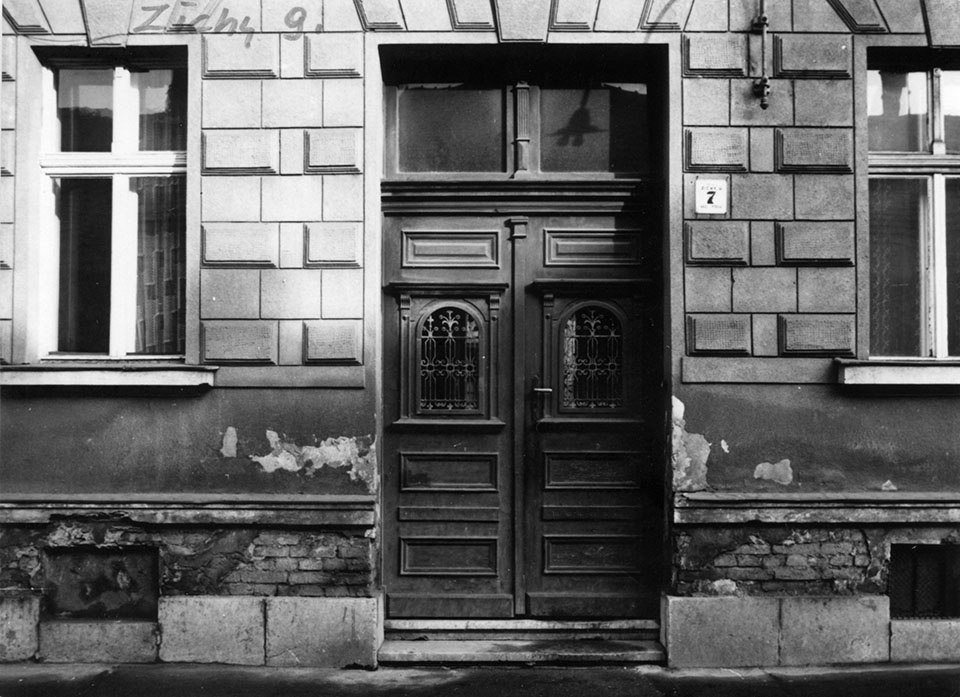 Lakóház utcafronti bejáratának felvétele (Óbudai Múzeum CC BY-NC-SA)