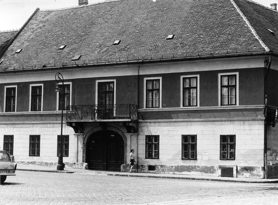 Emeletes lakóház utcafronti fényképe. (Óbudai Múzeum CC BY-NC-SA)