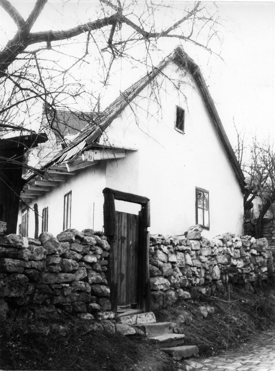 Földszintes lakóház, kő kerítéssel (Óbudai Múzeum CC BY-NC-SA)