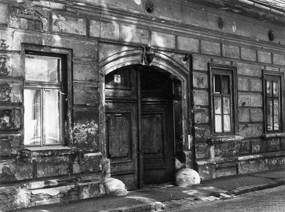 Romos földszintes lakóház utcafronti felvétele (Óbudai Múzeum CC BY-NC-SA)