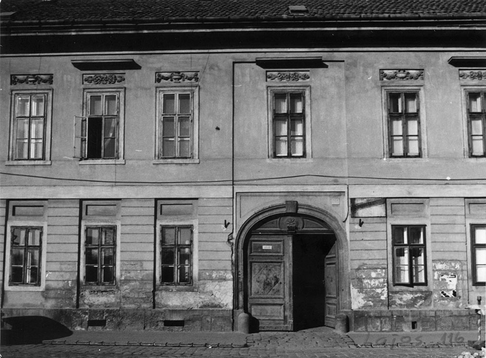 Emeletes lakóház utcafronti felvétele (Óbudai Múzeum CC BY-NC-SA)