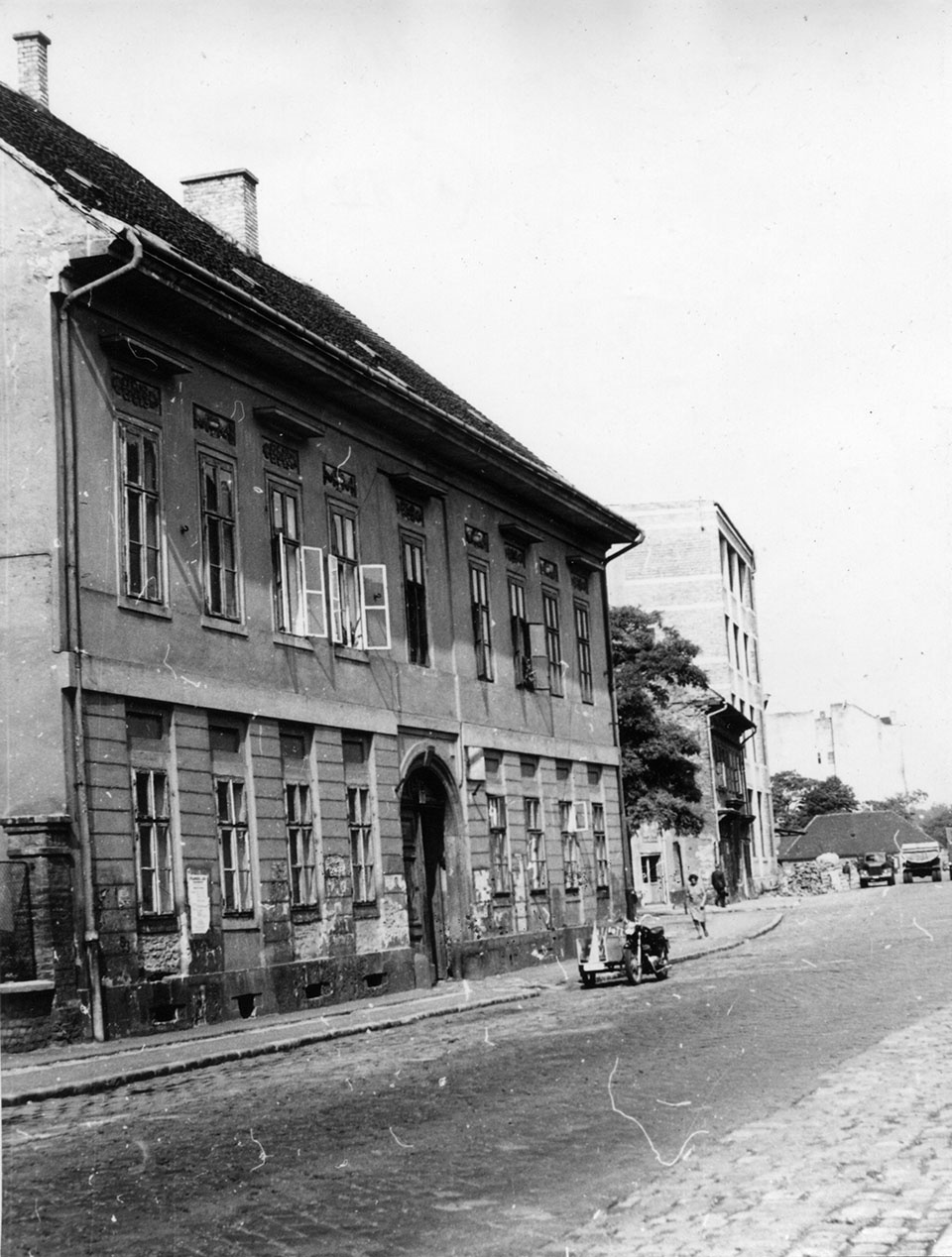 Emeletes lakóépület utcafronti képe (Óbudai Múzeum CC BY-NC-SA)