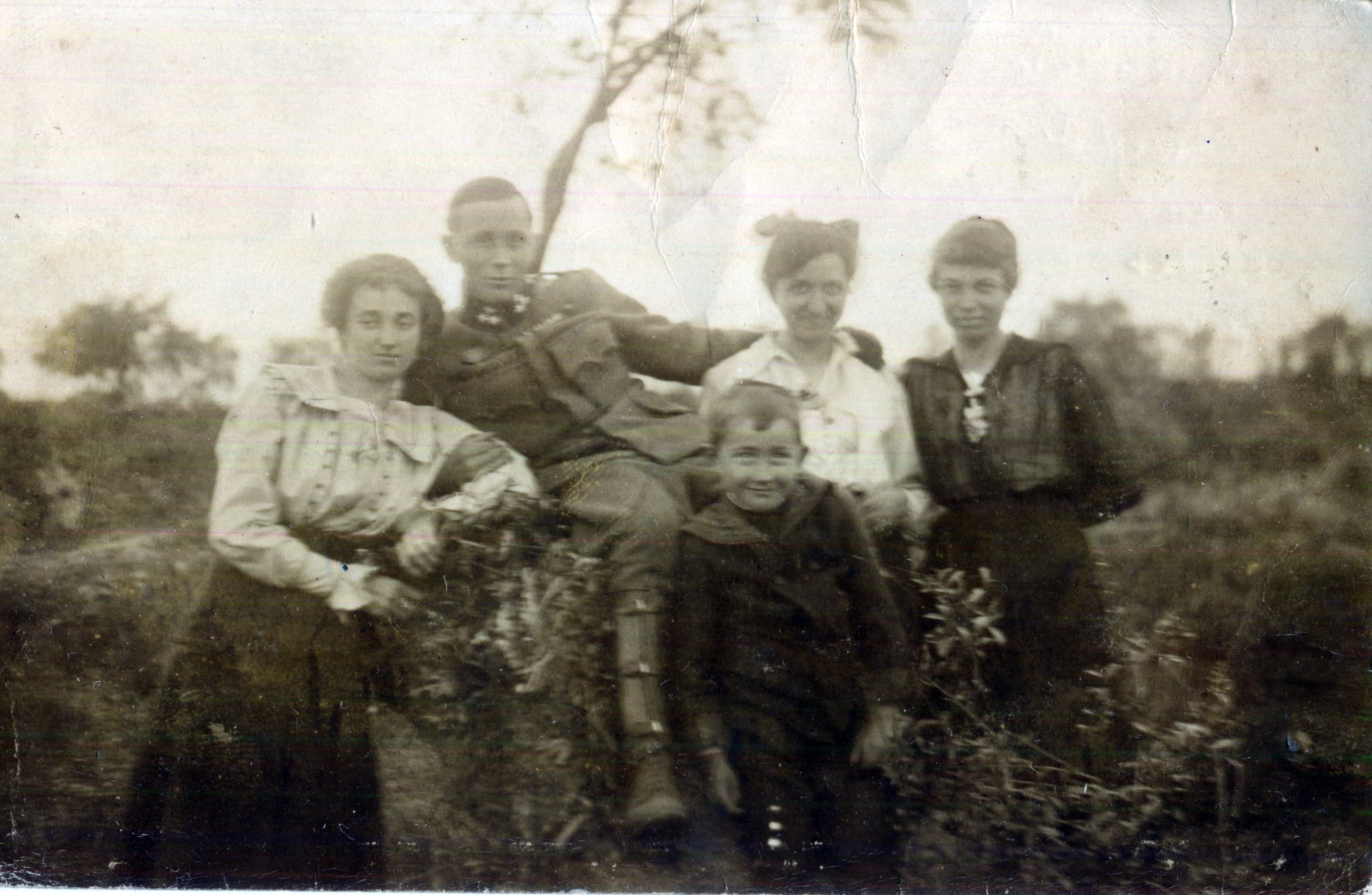 Tétényi Sándor a hátországban, családja körében (Cziffra György Nagytétényi Kulturális Központ - Helytörténeti Gyűjtemény CC BY-NC-SA)