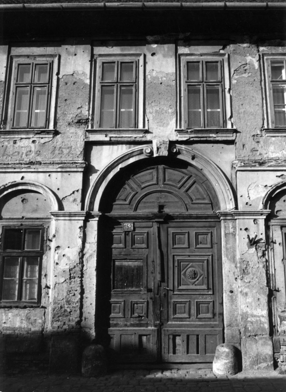 Romos lakóház utcafronti homlokzatának felvétele (Óbudai Múzeum CC BY-NC-SA)