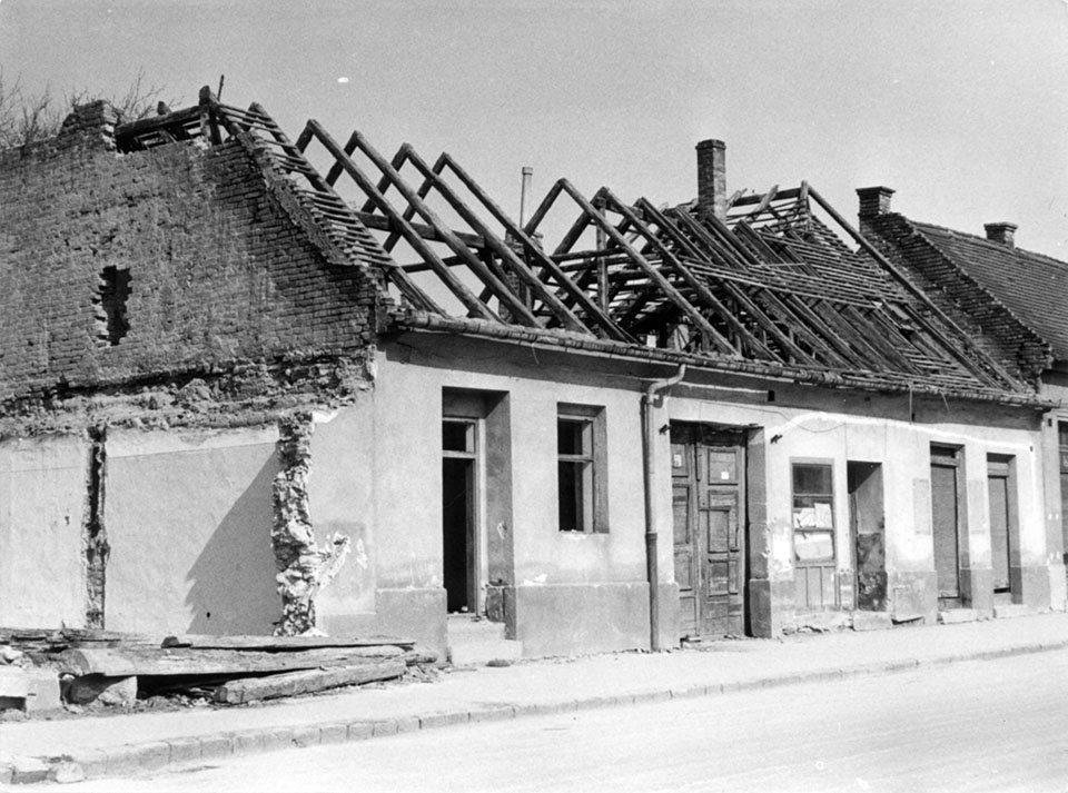 Bontás alatt lévő földszintes lakóház bontás alatt (Óbudai Múzeum CC BY-NC-SA)