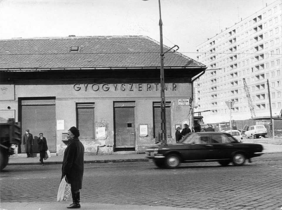 Flórián téri gyógyszertár utcafronti felvétele (Óbudai Múzeum CC BY-NC-SA)