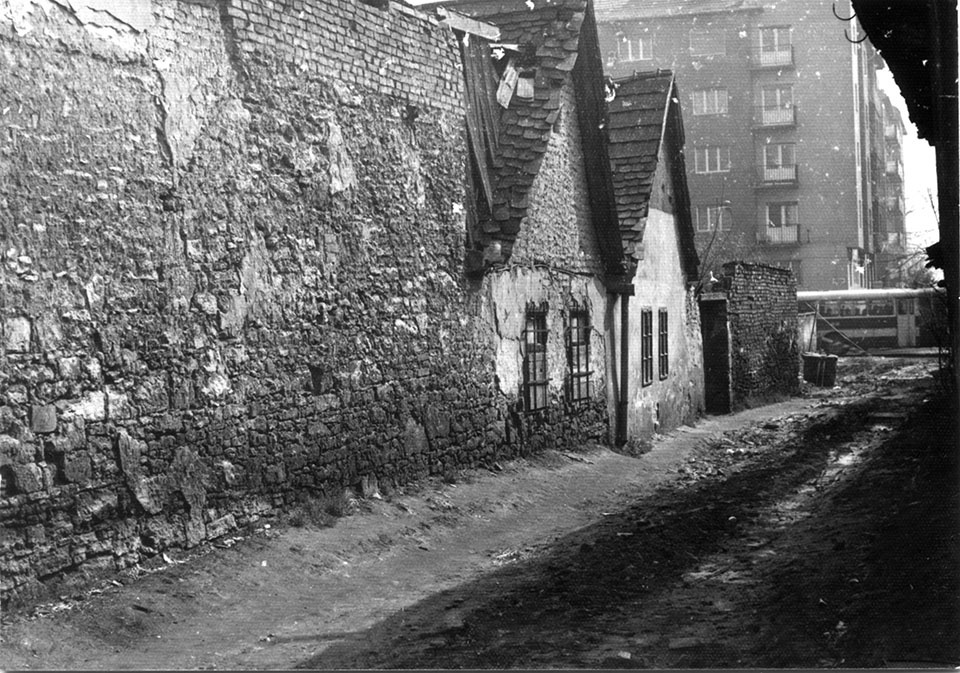 Óbudai utcakép romos lakóházakkal. (Óbudai Múzeum CC BY-NC-SA)