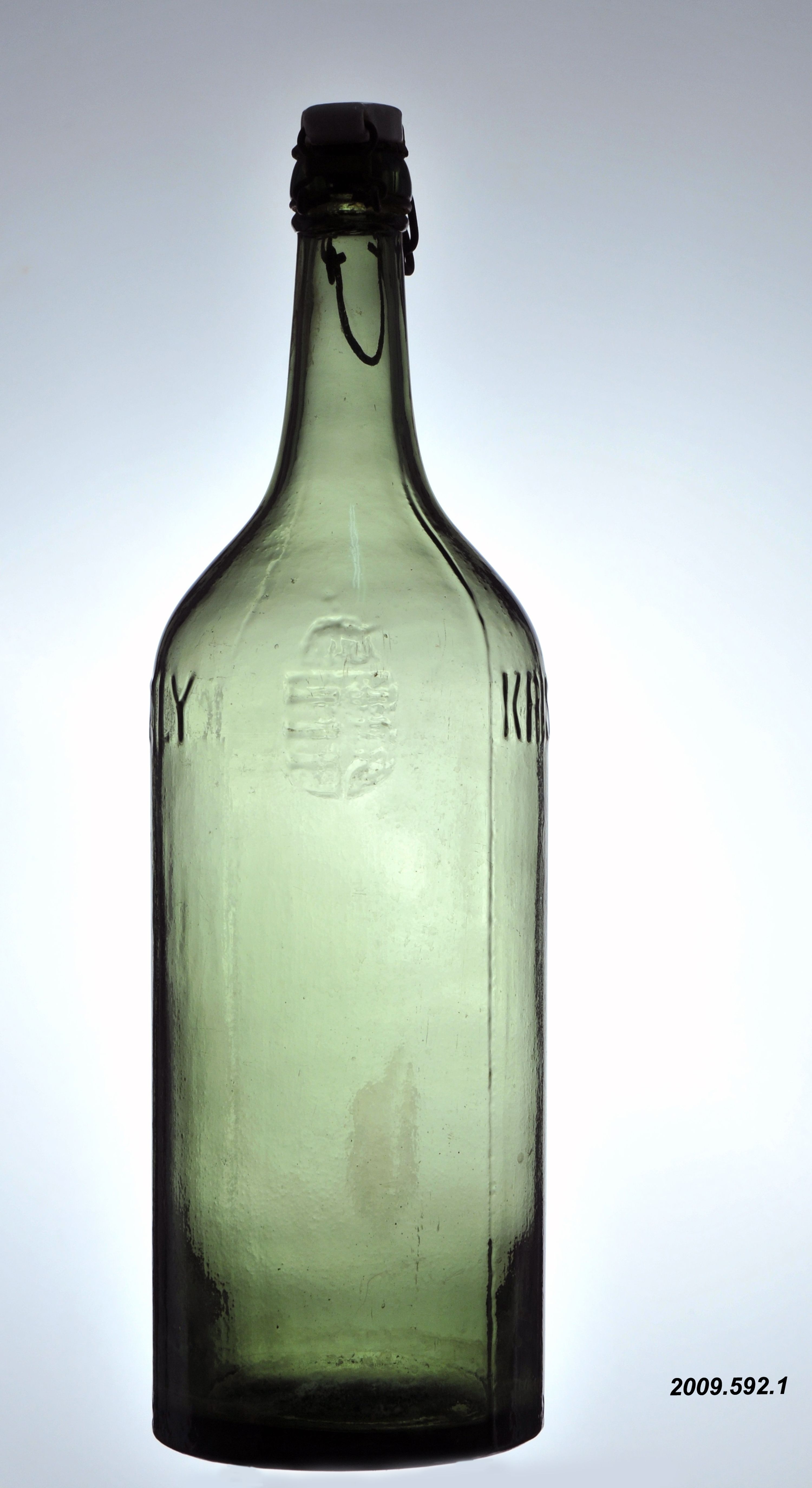 Csatos kristályvizes palack (Óbudai Múzeum CC BY-NC-SA)
