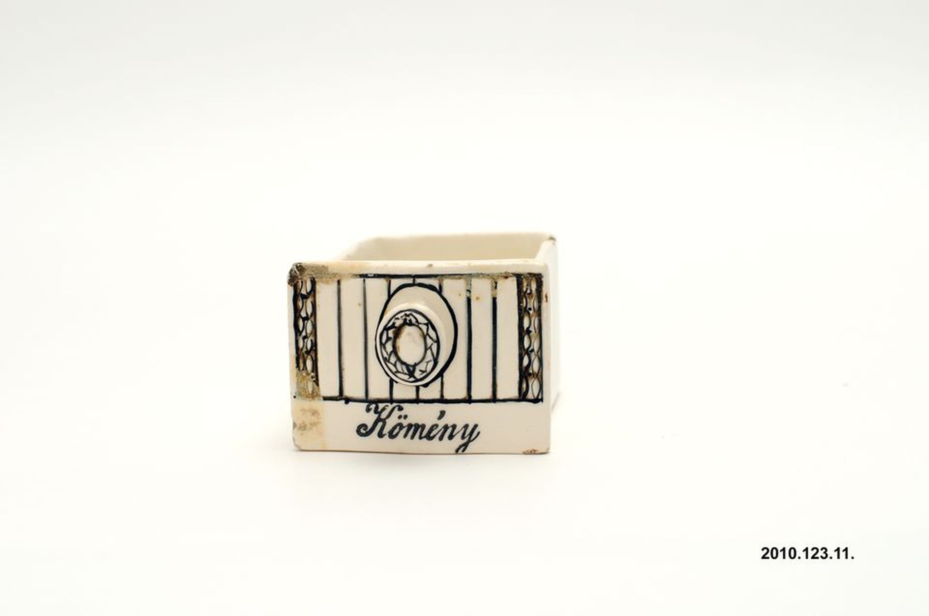 Kerámia fűszertartó fiók "Kömény" felirattal (Óbudai Múzeum CC BY-NC-SA)