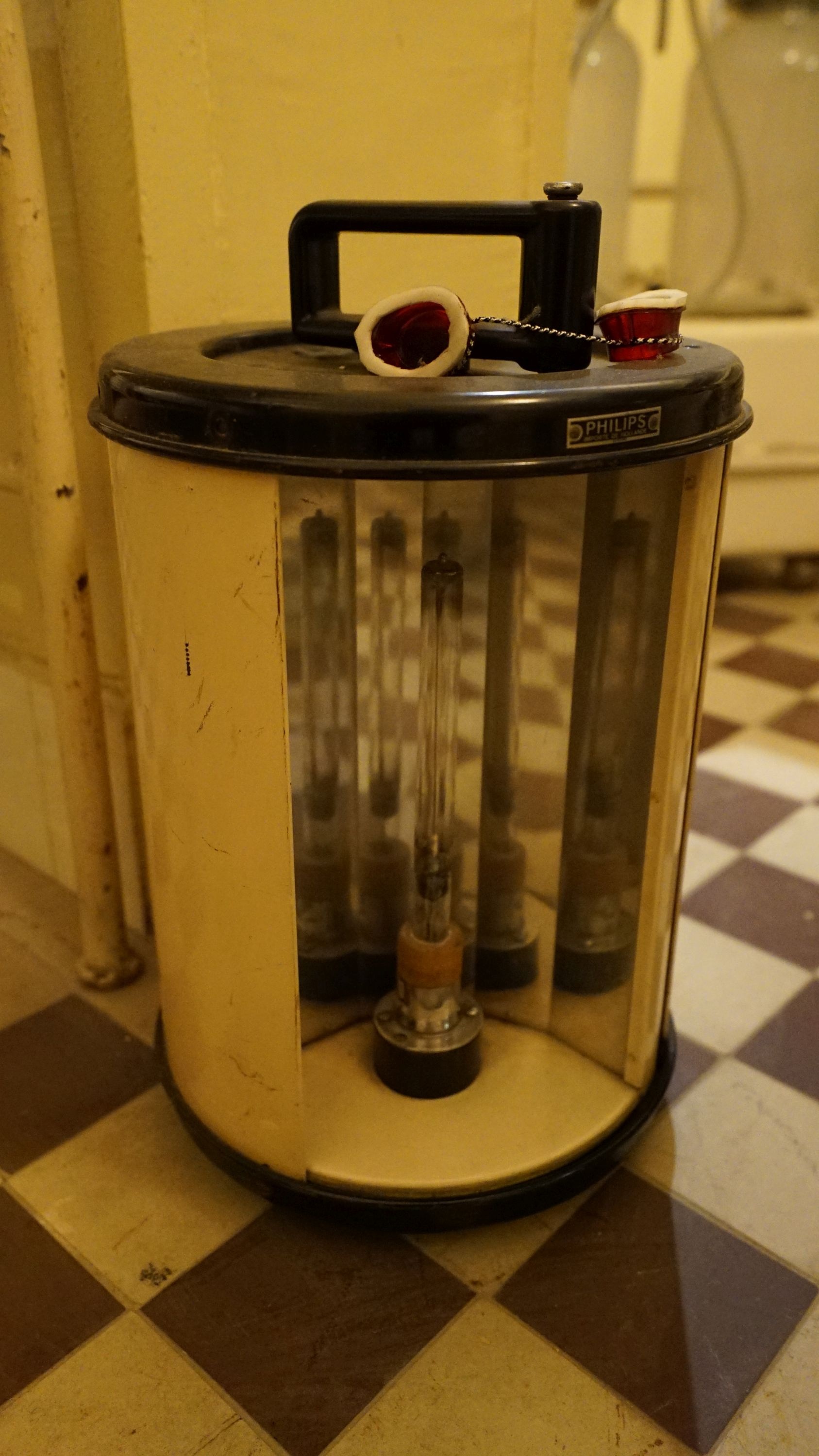 Philips kvarclámpa (Sziklakórház Atombunker Múzeum CC BY-NC-SA)
