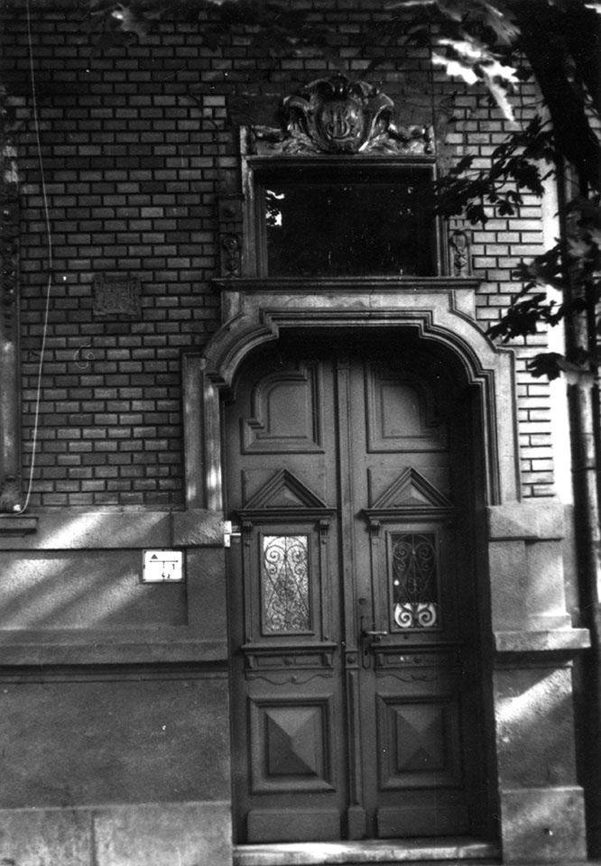 Lakóház utcafronti bejáratának felvétele (Óbudai Múzeum CC BY-NC-SA)