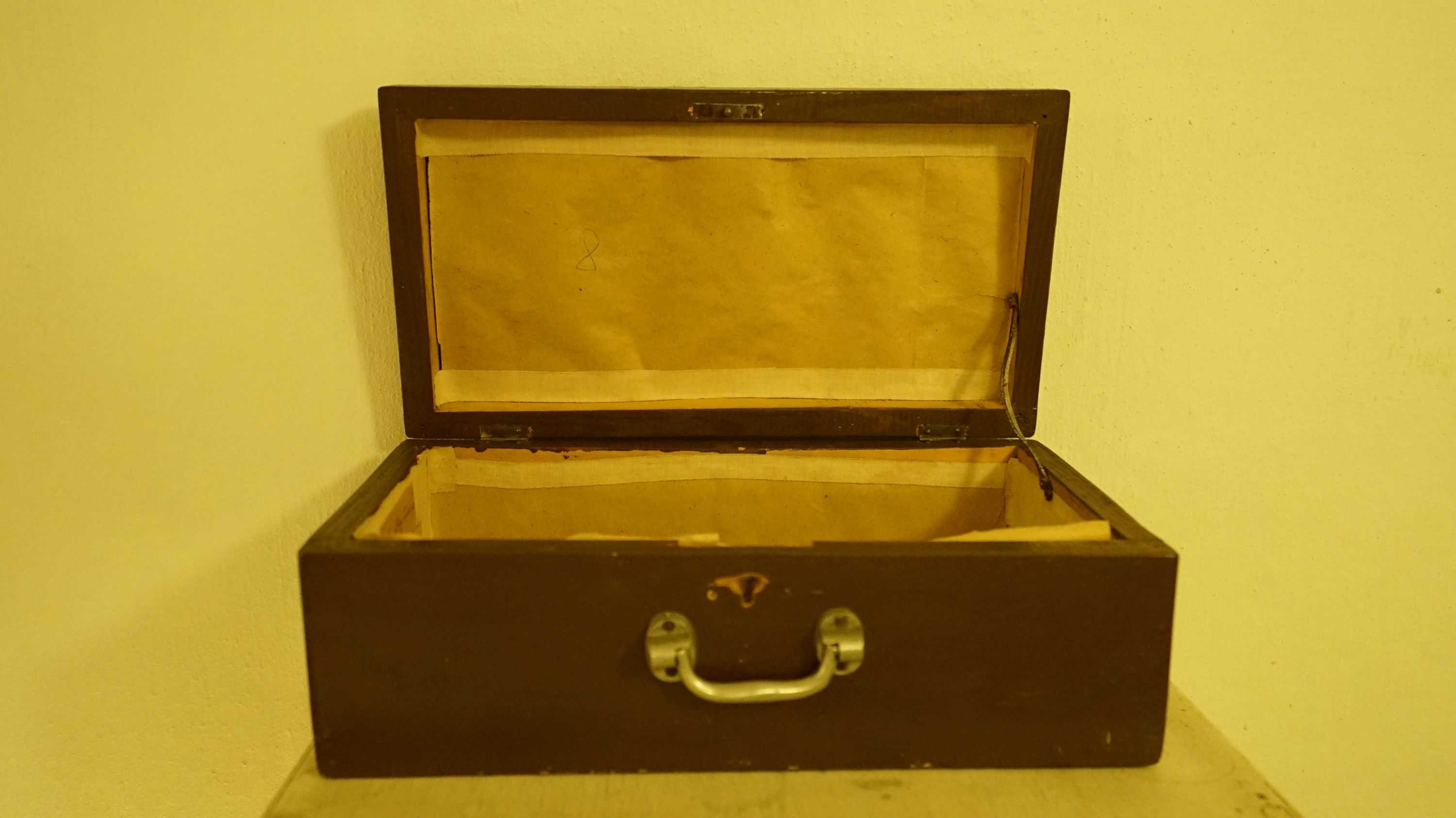 Műszertartó fadoboz (Sziklakórház Atombunker Múzeum CC BY-NC-SA)