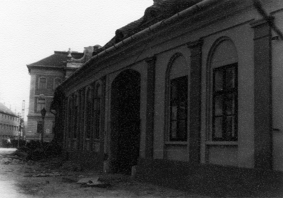 Földszintes épület felújított homlokzatáról készített felvétel (Óbudai Múzeum CC BY-NC-SA)