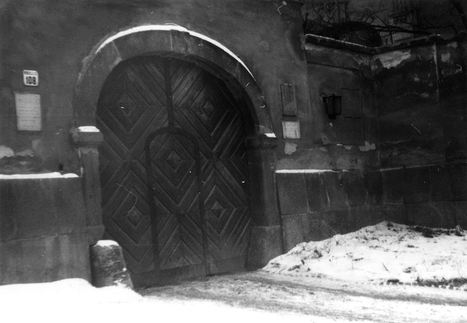 Romos épület boltíves bejárati kapujáról készített felvétel (Óbudai Múzeum CC BY-NC-SA)